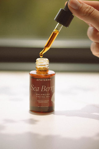 Sea Berry Balancing Facial Oil being dropped, 0U1A5347