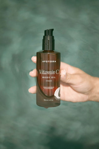 Apoterra Vitamin C Body Oil, held in hand (0U1A5436)